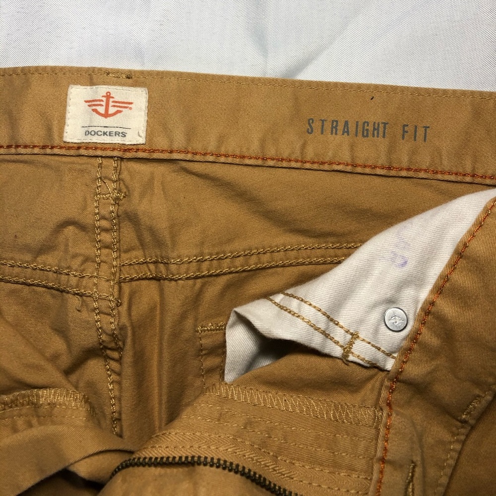 Dockers - Picture 4 of 5